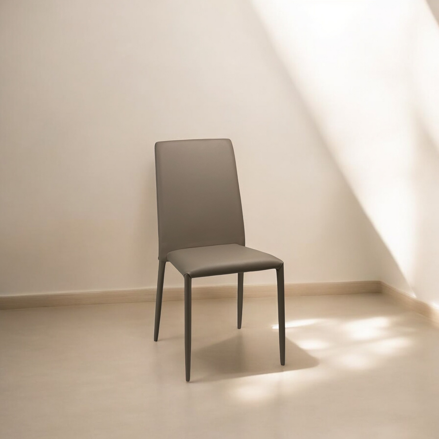 Sedia Finessa in ecopelle tortora impilabile