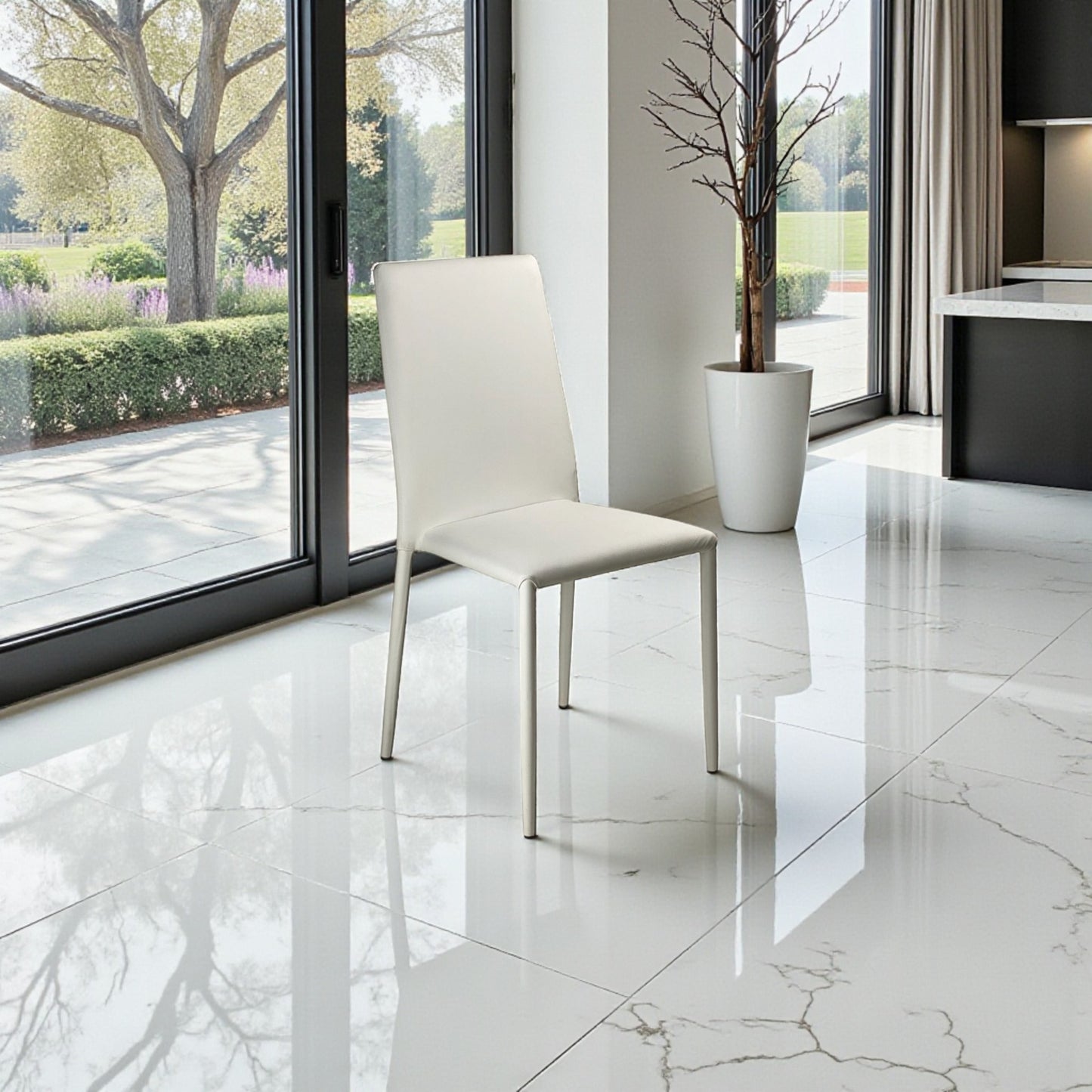 Sedia Finessa in ecopelle bianca impilabile