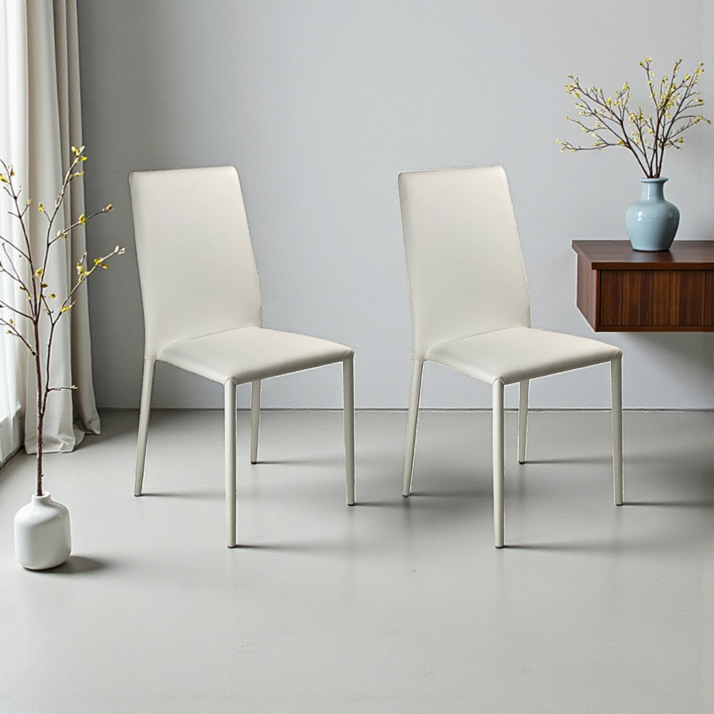 Sedia Finessa in ecopelle bianca impilabile