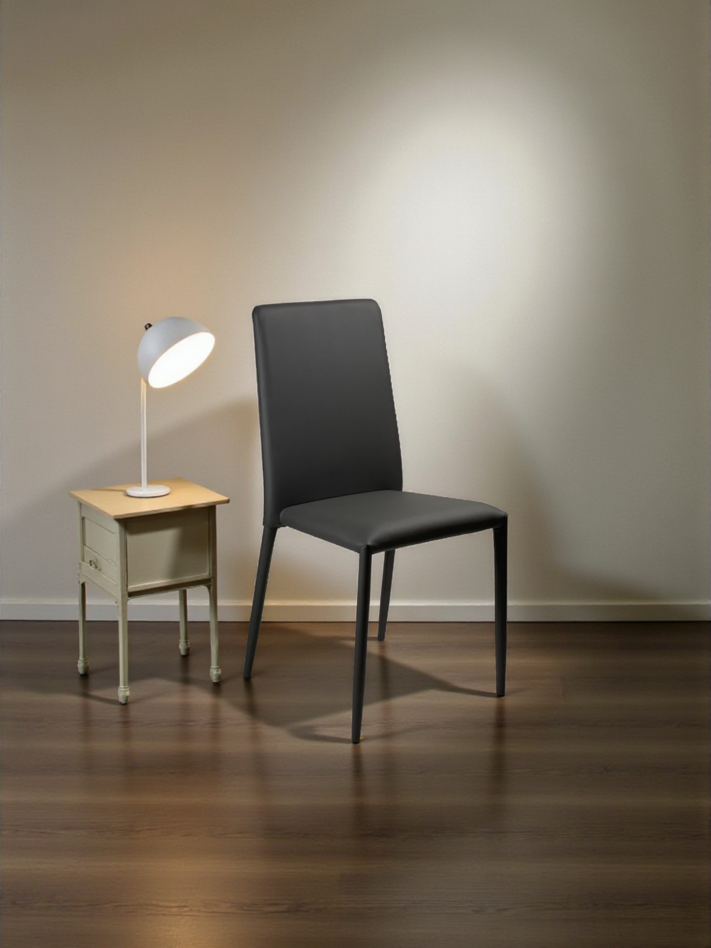 Sedia Finessa in ecopelle grigio impilabile