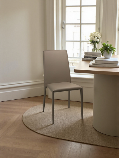 Sedia Finessa in ecopelle tortora impilabile