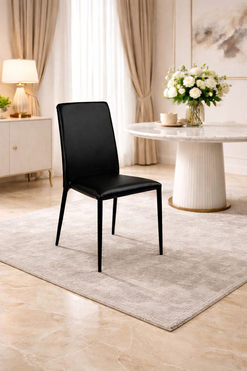 Sedia Finessa in ecopelle nera impilabile